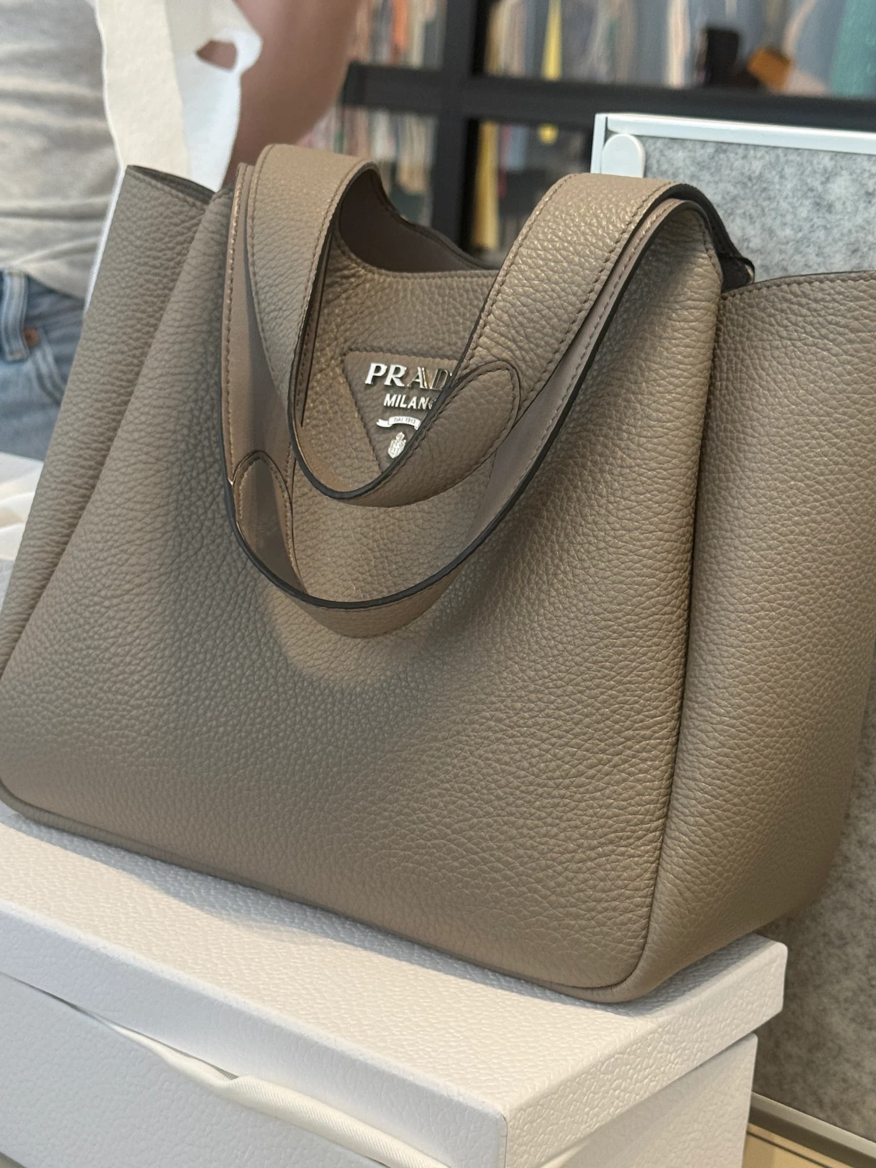 Prada Vitello Daino Soft Shopping Argilla Deri Omuz Çantası görsel 7