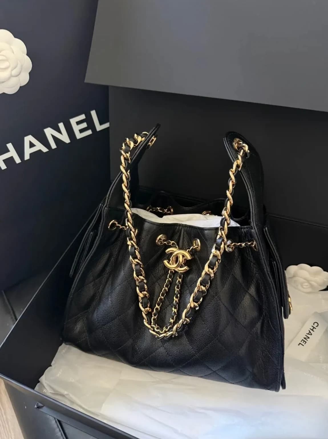 Chanel Drawstring Bucket Kapitone Deri Siyah Omuz Çantası (Claude Opus)