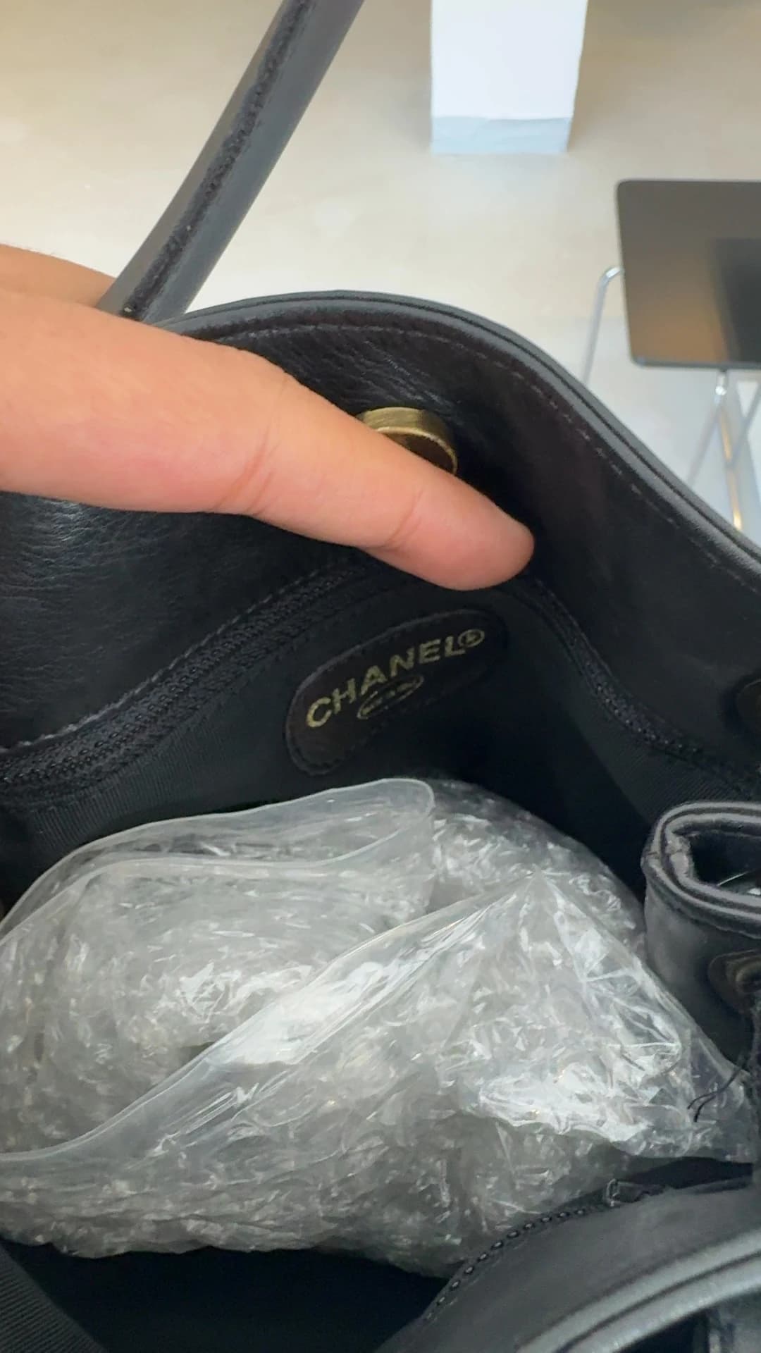 Chanel CC Logolu Siyah Deri Omuz Çantası görsel 8